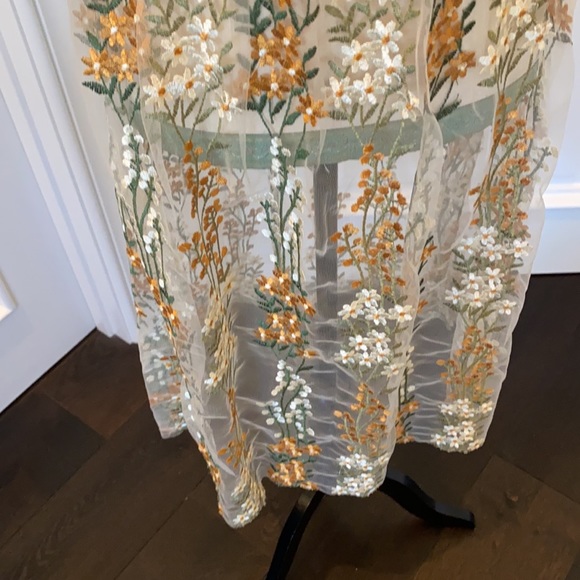 Lovely Embroidered dress - Picture 3 of 5